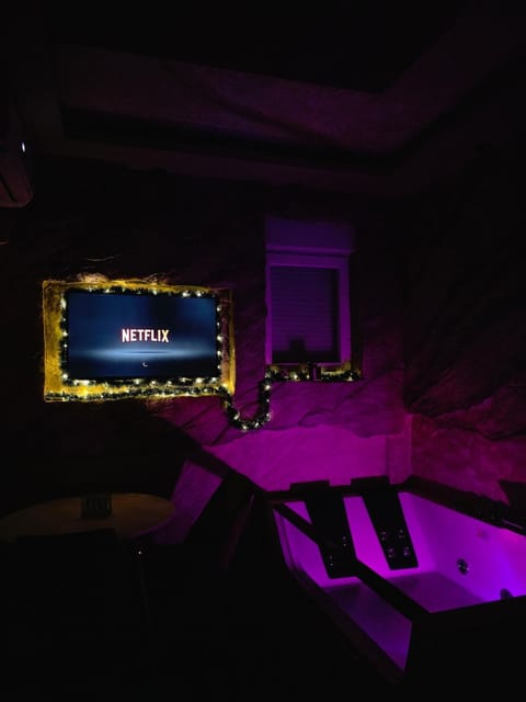 Communal lounge/ TV room, Hot Tub, TV and multimedia, Evening entertainment