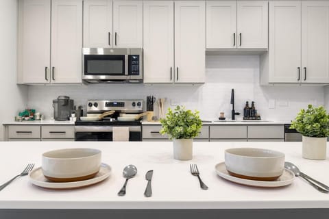 WorkerFriendly A plusLocation WasherDryer WiFi Pool Apartment in Sherman