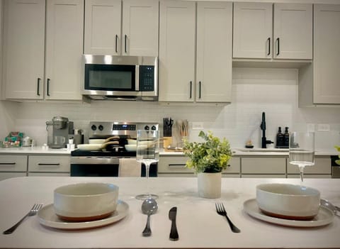 WorkerFriendly KINGbed A plus Location Washer Wifi Pool Apartment in Sherman