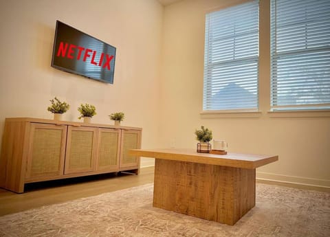 WorkerFriendly KINGbed A plus Location Washer Wifi Pool Apartment in Sherman