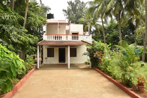 Property building, Patio, Day, Garden