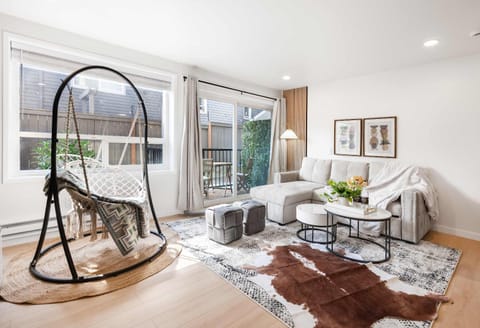Brand New 2BR Queen Anne Condo Designer's Taste Apartment in South Lake Union