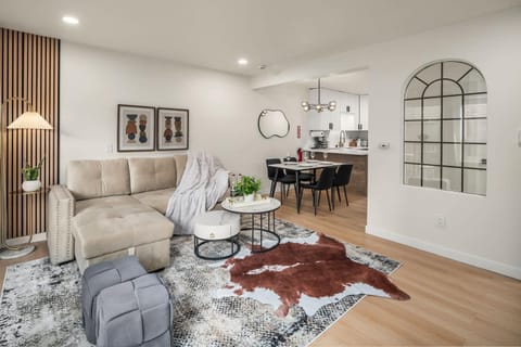 Brand New 2BR Queen Anne Condo Designer's Taste Apartment in South Lake Union