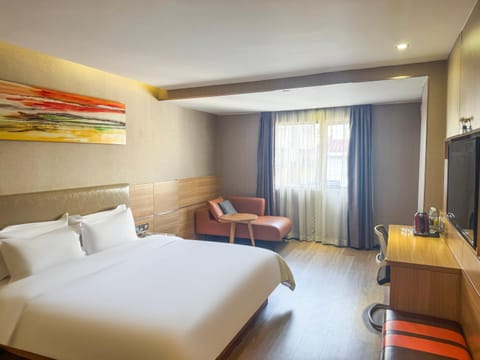 Bed, TV and multimedia, Living room, Photo of the whole room, Seating area, Bedroom