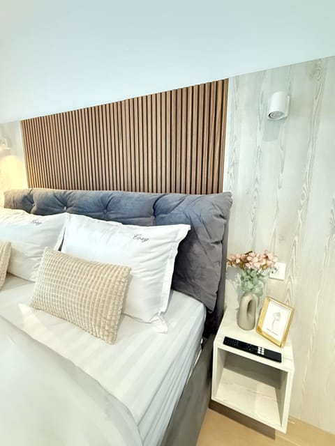 Bed, Living room, Photo of the whole room, Seating area, Bedroom