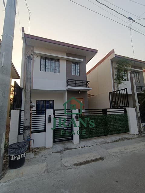 Property building, Day, Neighbourhood, Street view, Parking