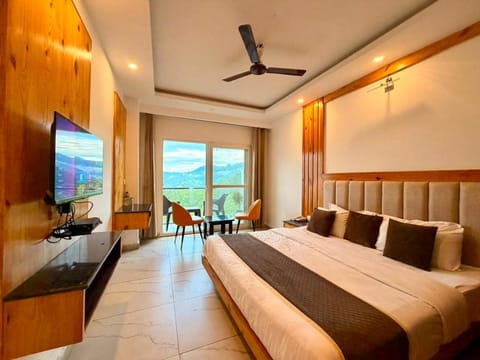 Communal lounge/ TV room, Bed, Natural landscape, TV and multimedia, Photo of the whole room, Evening entertainment, Bedroom, Mountain view, fireplace