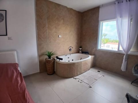 Hot Tub, Photo of the whole room, Bath