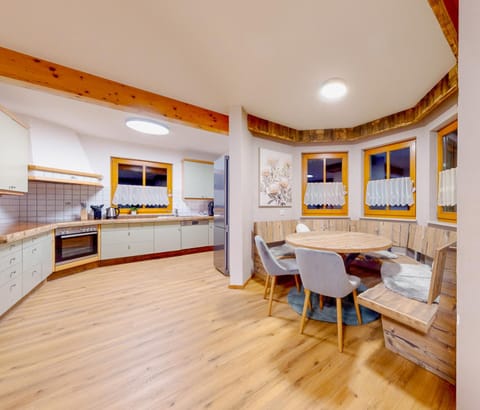 Seating area, kitchen