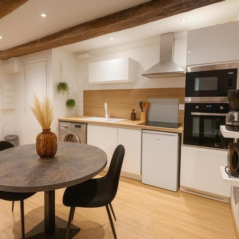 Kitchen or kitchenette, Dining area
