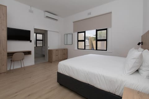 Bed, TV and multimedia, Bedroom