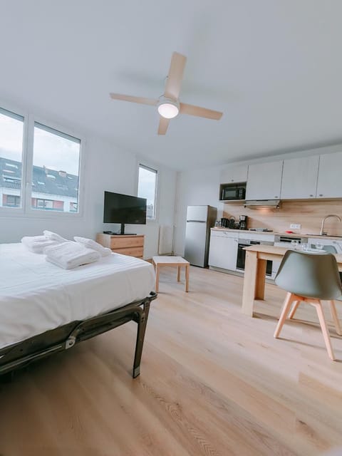 Bed, TV and multimedia, Photo of the whole room, Dining area, Bedroom