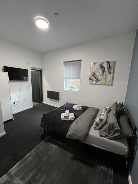 Bed, TV and multimedia, Photo of the whole room, Bedroom, towels