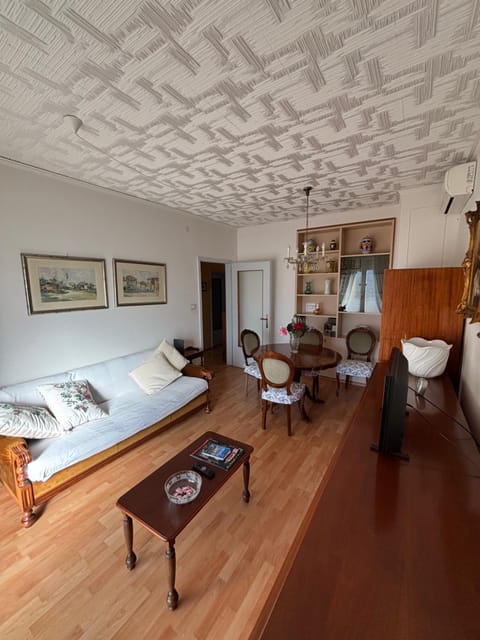 Living room, Photo of the whole room, Seating area