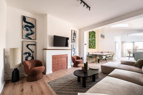 Communal lounge/ TV room, TV and multimedia, Seating area, Dining area