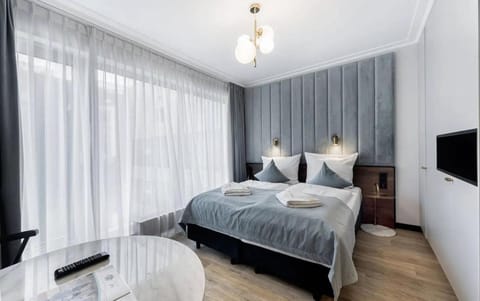 Bed, TV and multimedia, Photo of the whole room, Bedroom, towels