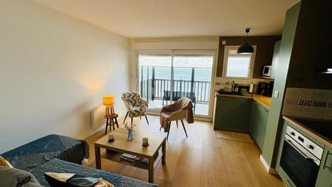 Kitchen or kitchenette, Seating area, Dining area
