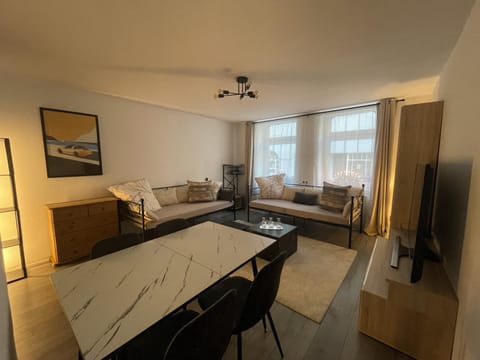 Communal lounge/ TV room, Bed, TV and multimedia, Living room, Photo of the whole room, Seating area, Dining area, Evening entertainment