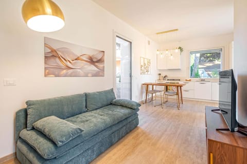 TV and multimedia, Kitchen or kitchenette, Living room, Seating area, Dining area