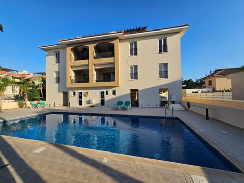 Property building, Day, Pool view, Swimming pool, Swimming pool, sunbed