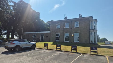 Property building, Natural landscape, Landmark view, Location, Parking