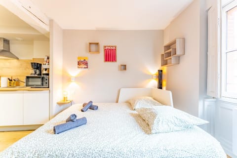 Bed, Kitchen or kitchenette, Photo of the whole room, Bedroom, towels
