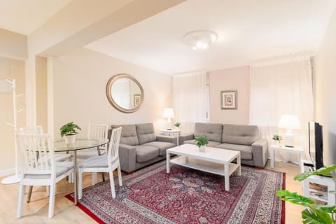 TV and multimedia, Living room, Seating area, Dining area