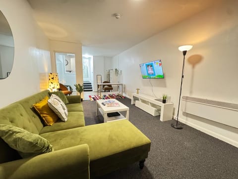 Cosy Studio Escape in Ilkeston with Netflix Apartment in Amber Valley