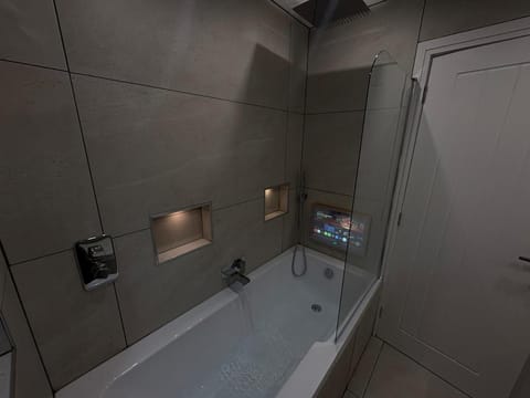 Shower, Bathroom, TV and multimedia, Bath