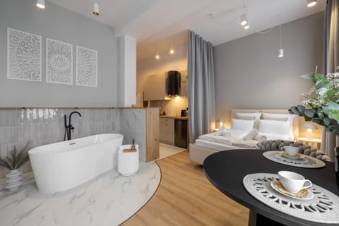 Bed, Bathroom, Photo of the whole room, Bedroom, Bath, towels