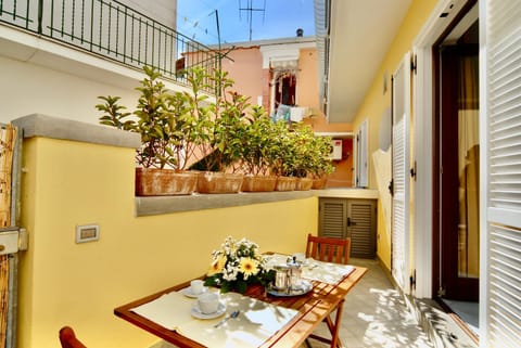 Property building, Balcony/Terrace, Dining area