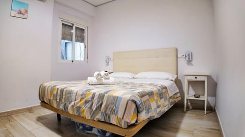 Bed, Photo of the whole room, towels