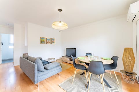 TV and multimedia, Living room, Seating area, Dining area