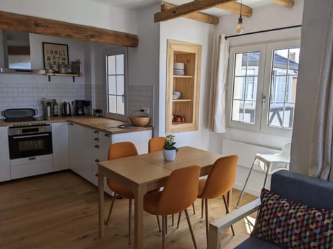 Kitchen or kitchenette, Seating area, Dining area, oven, stove
