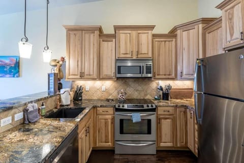 Love Grand Lake Townhouse Pet Friendly With garage Apartment in Grand Lake