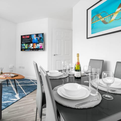 TV and multimedia, Living room, Seating area, Dining area