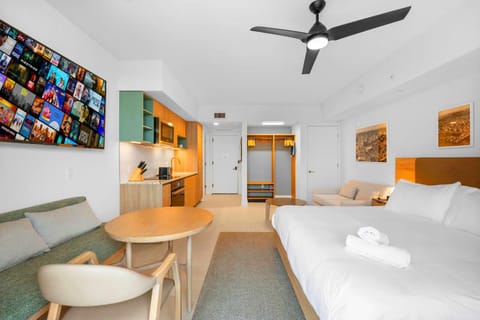 Bed, TV and multimedia, Living room, Dining area