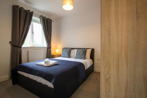 Photo of the whole room, Bedroom, towels, wardrobe