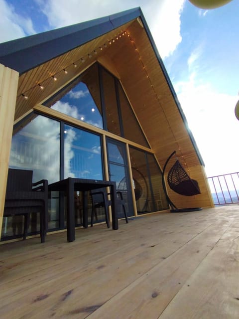 Property building, Day, Balcony/Terrace