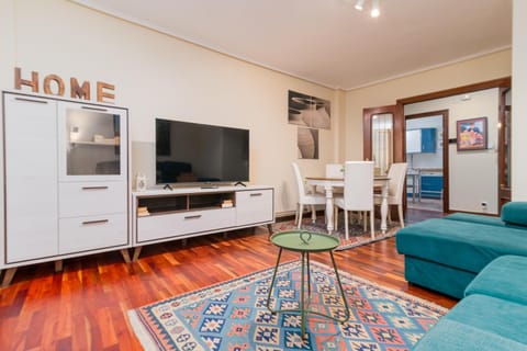 TV and multimedia, Living room, Seating area, Dining area, Evening entertainment