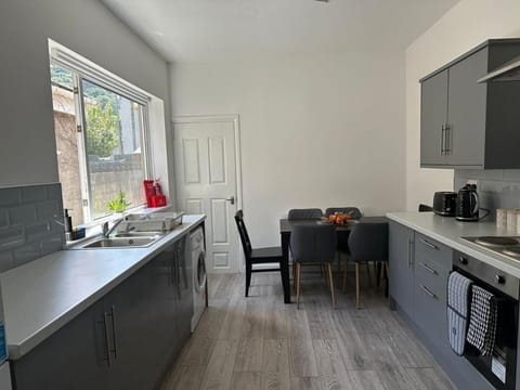 The Regent's Retreat - Modern 4-Bedroom Home House in Wales