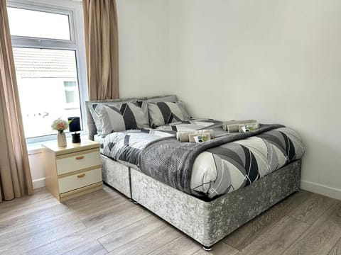 The Regent's Retreat - Modern 4-Bedroom Home House in Wales