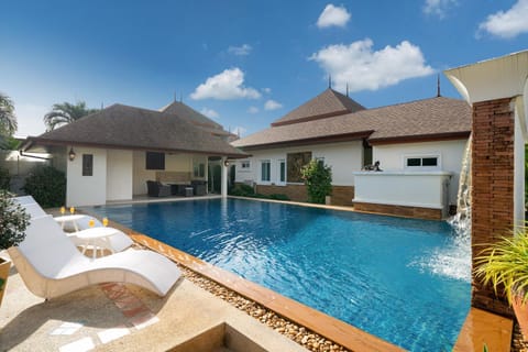 Property building, Patio, Day, Pool view, Swimming pool, Swimming pool, sunbed