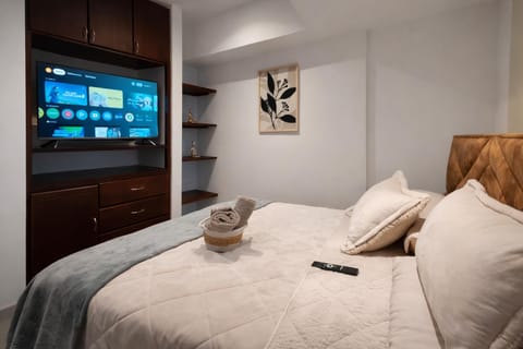 Bed, TV and multimedia, Photo of the whole room, Bedroom, Guests