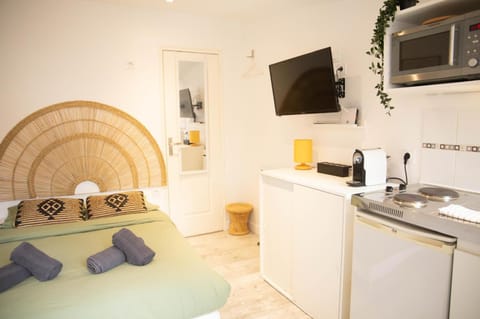 Bed, TV and multimedia, Photo of the whole room