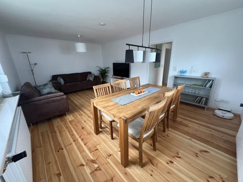 Communal lounge/ TV room, TV and multimedia, Living room, Seating area, Dining area, Evening entertainment
