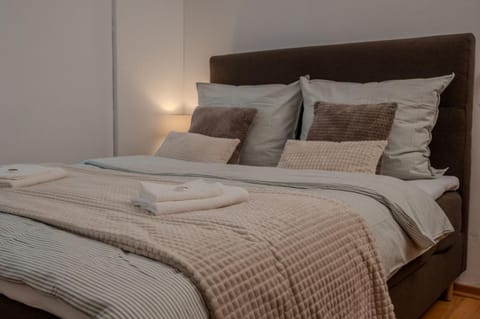 Bed, Photo of the whole room, Bedroom, towels