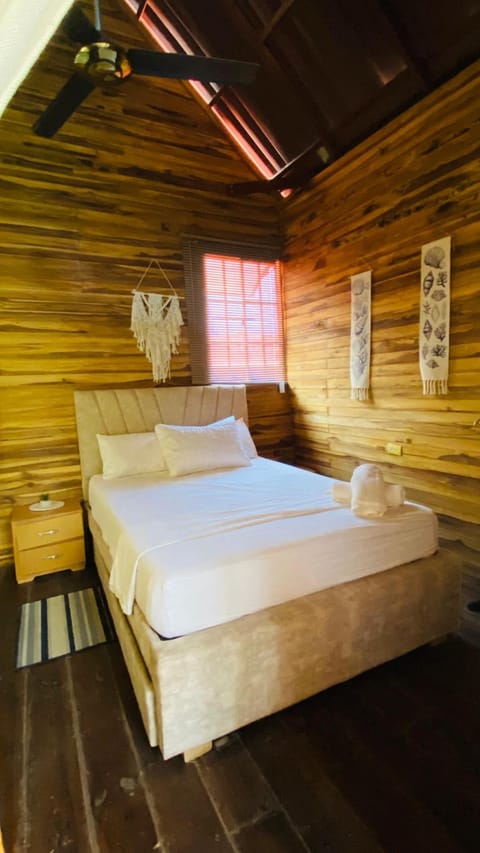 Bed, towels