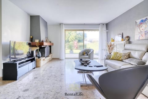 Communal lounge/ TV room, TV and multimedia, Living room, Seating area