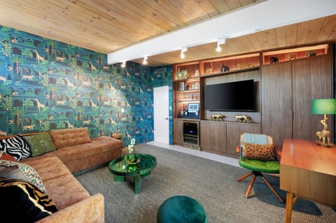 TV and multimedia, Living room, Seating area, furniture